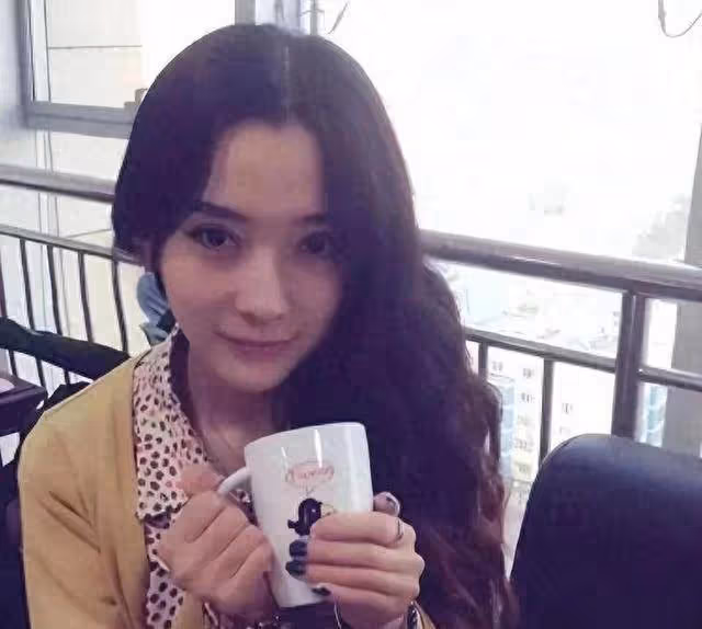 34歲森林北曬10年前舊照,素顏穿襯衣美到窒息,汪峰的眼光真獨到