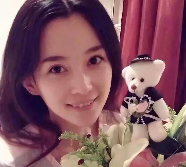 34歲森林北曬10年前舊照,素顏穿襯衣美到窒息,汪峰的眼光真獨到