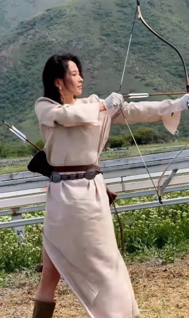 34歲森林北曬10年前舊照,素顏穿襯衣美到窒息,汪峰的眼光真獨到