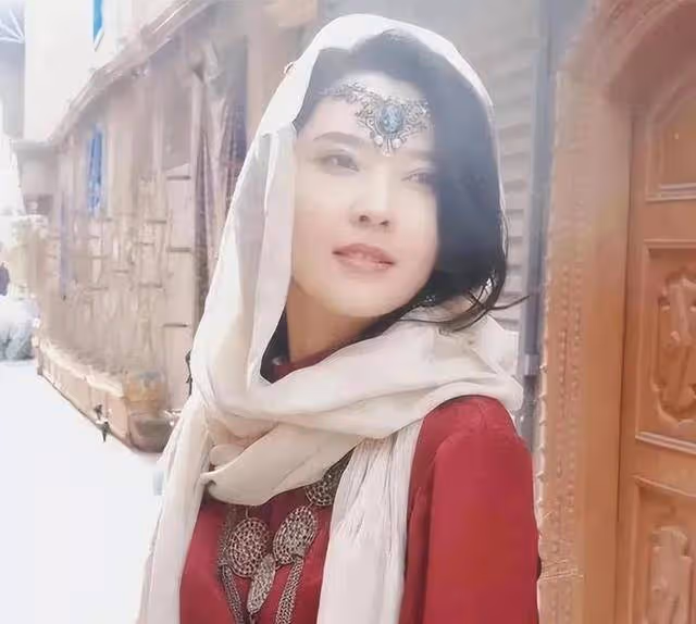 34歲森林北曬10年前舊照，素顏穿襯衣美到窒息，汪峰的眼光真獨到