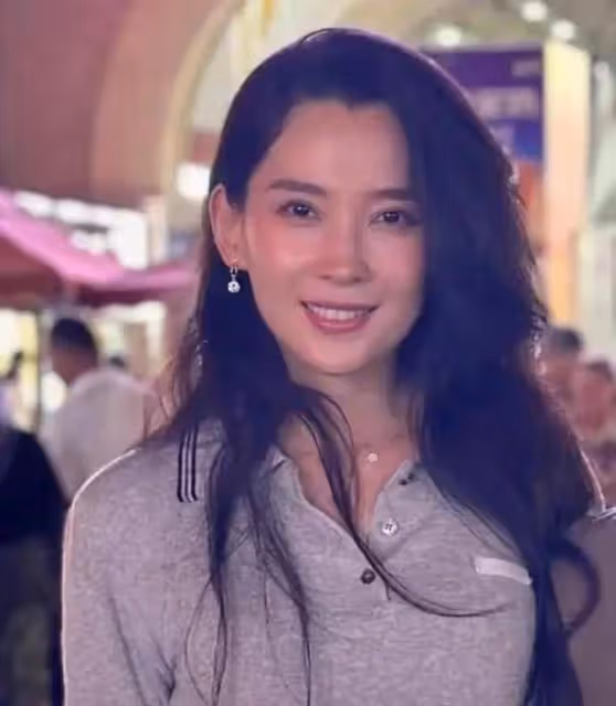 34歲森林北曬10年前舊照，素顏穿襯衣美到窒息，汪峰的眼光真獨到