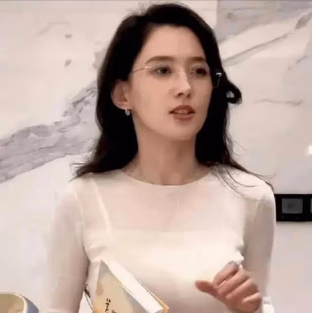 34歲森林北曬10年前舊照，素顏穿襯衣美到窒息，汪峰的眼光真獨到