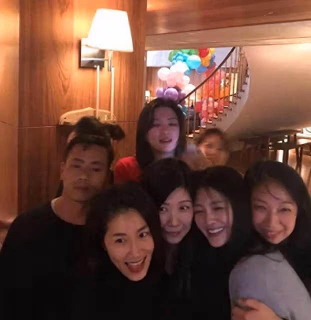大S第二場追思會畫面曝光,現場有說有笑,賈永婕穿紅衣被怒懟