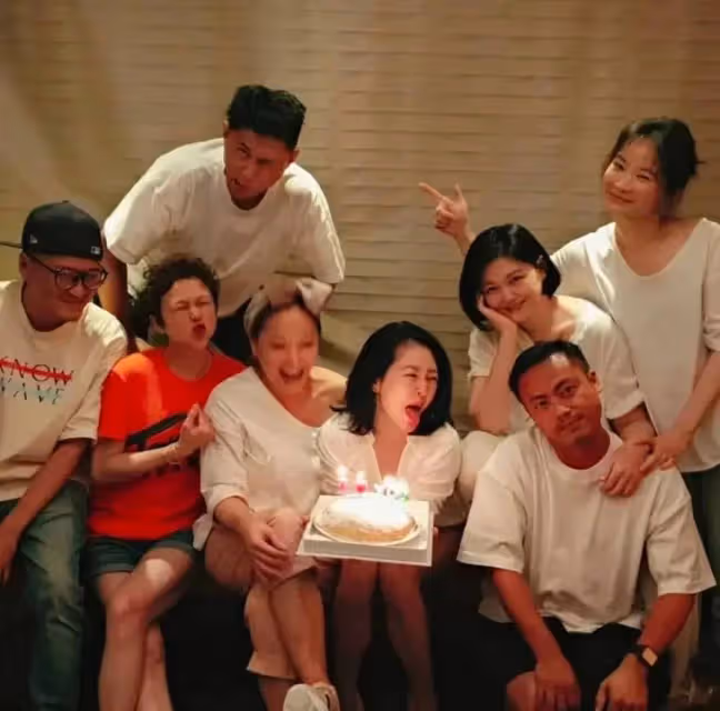 大S第二場追思會畫面曝光,現場有說有笑,賈永婕穿紅衣被怒懟