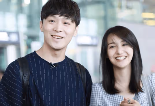 33歲鄭爽曬自畫像曝近況,身邊只有寵物不見孩子,生活依舊愜意