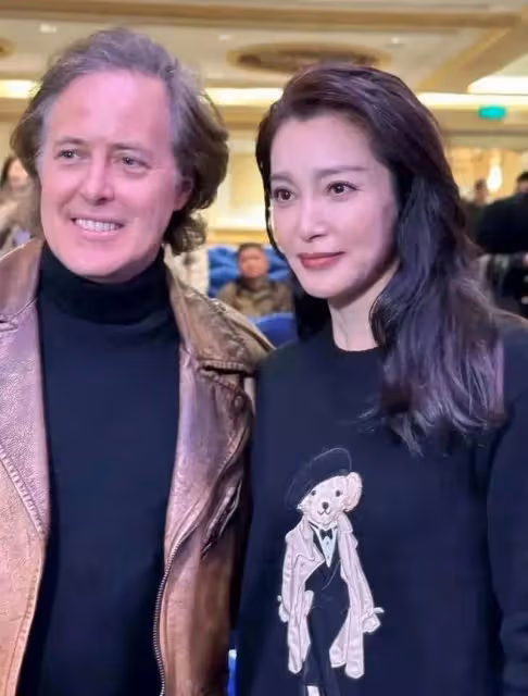 51歲李冰冰卸下「偽裝「,取出假體融掉玻尿酸,變老不止10歲