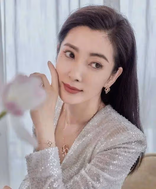 51歲李冰冰卸下「偽裝「,取出假體融掉玻尿酸,變老不止10歲