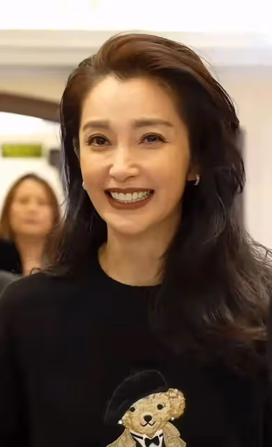 51歲李冰冰卸下「偽裝「,取出假體融掉玻尿酸,變老不止10歲