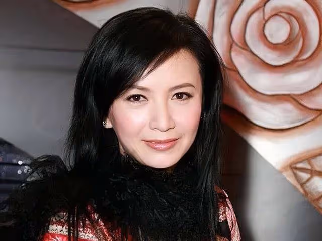 香港知名女星回鄉祭祖,全素顏顯滄桑,主動求工作自覺有幾分姿色