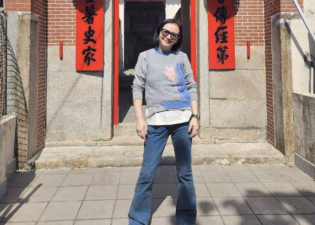 香港知名女星回鄉祭祖,全素顏顯滄桑,主動求工作自覺有幾分姿色