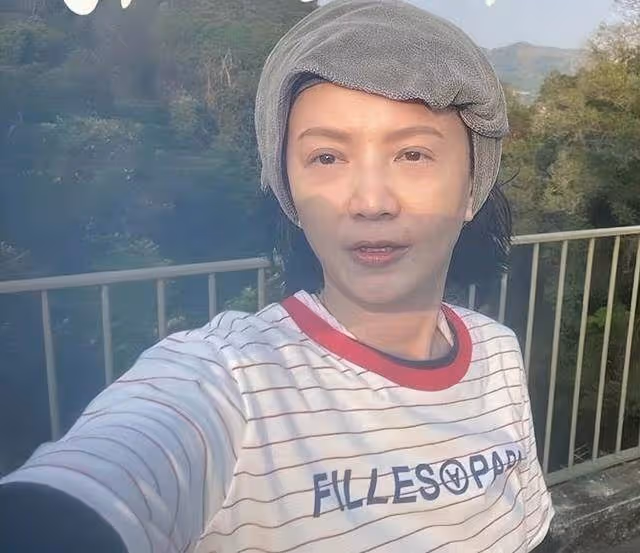 香港知名女星回鄉祭祖,全素顏顯滄桑,主動求工作自覺有幾分姿色