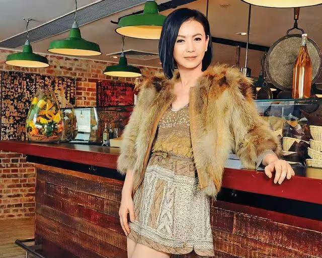 香港知名女星回鄉祭祖,全素顏顯滄桑,主動求工作自覺有幾分姿色
