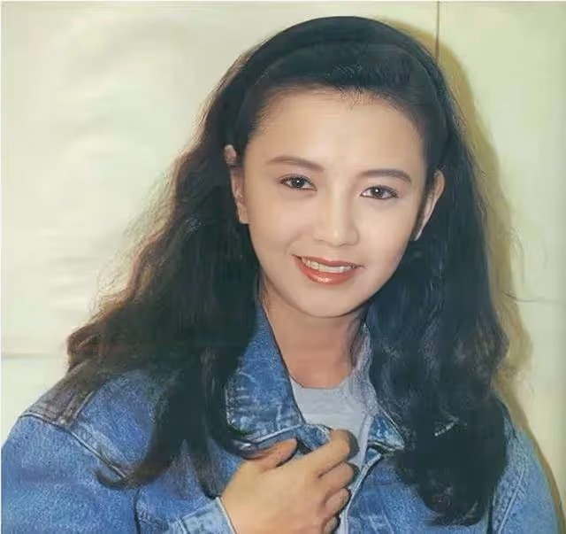 香港知名女星回鄉祭祖,全素顏顯滄桑,主動求工作自覺有幾分姿色
