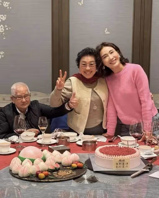 黎姿媽媽80大壽,曬照感恩!當年嫁殘疾富豪,遠比你想像的更偉大