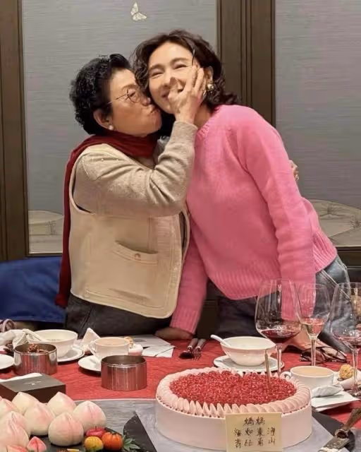 黎姿媽媽80大壽,曬照感恩!當年嫁殘疾富豪,遠比你想像的更偉大