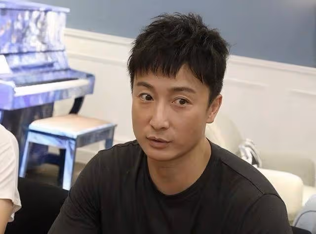 恭喜!香港知名男星突然宣布結婚,新婚妻子多次遭教會教主侵犯