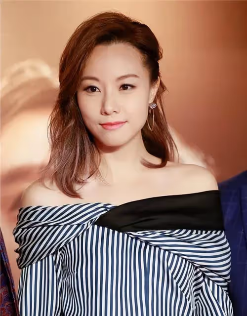 知名港女星曬與母親裸背照！泡溫泉深情對望，被指似兩姐妹