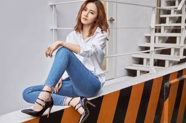 知名港女星曬與母親裸背照！泡溫泉深情對望，被指似兩姐妹