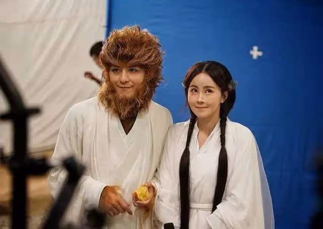 知名港女星曬與母親裸背照！泡溫泉深情對望，被指似兩姐妹