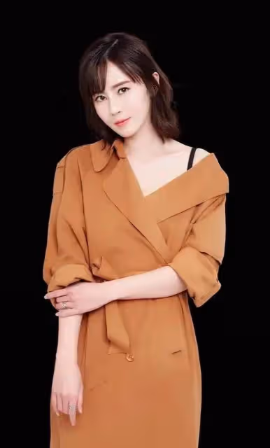 知名港女星曬與母親裸背照！泡溫泉深情對望，被指似兩姐妹
