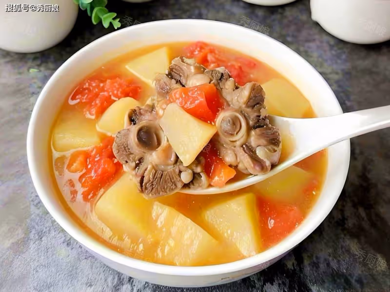 中老年要"養骨",少吃蘿蔔白菜,多喝這個湯,腿腳有勁,精神足