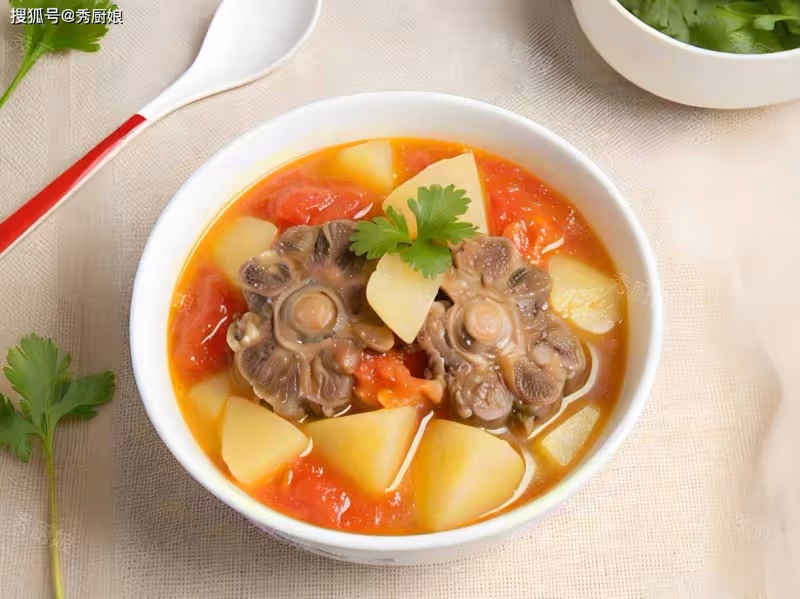 中老年要"養骨",少吃蘿蔔白菜,多喝這個湯,腿腳有勁,精神足