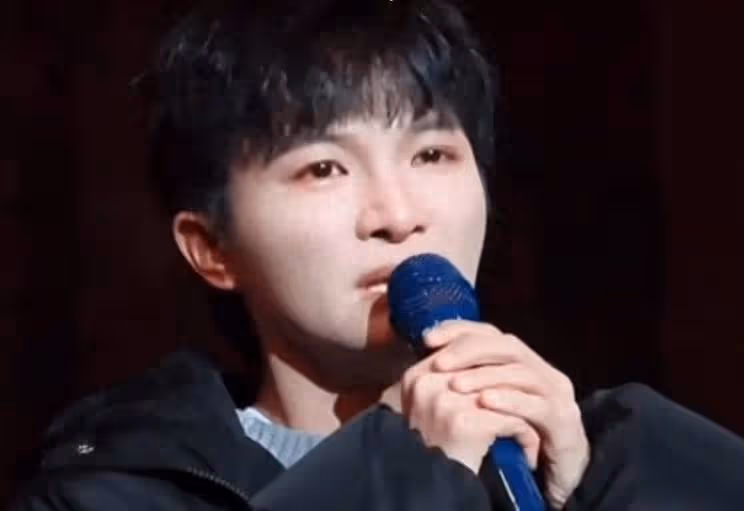 周深倫敦演唱會取消後現身致歉!聲音哽咽頻頻落淚
