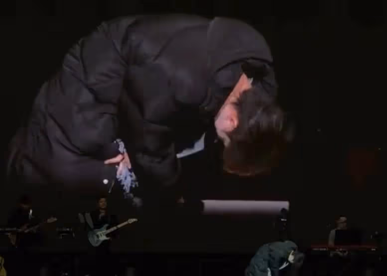 周深倫敦演唱會取消後現身致歉!聲音哽咽頻頻落淚