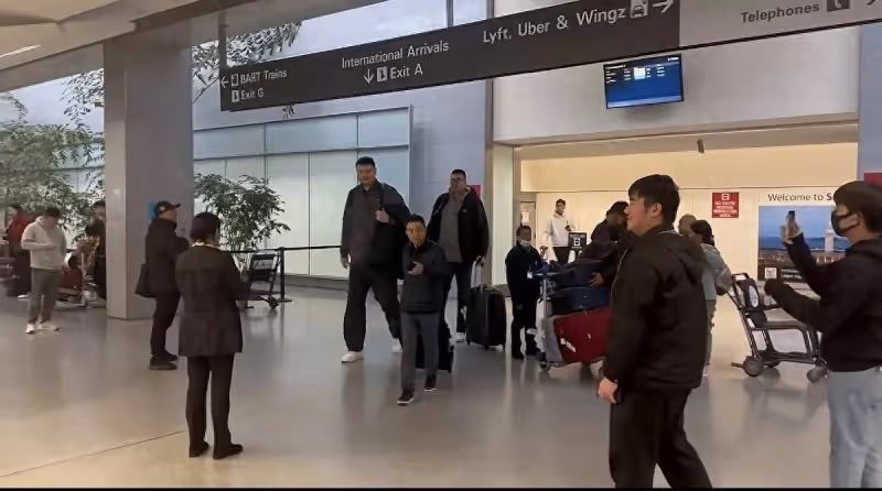 姚明現身美國,嚴重發福胖成普通人,身後張兆旭提著行李像保鏢