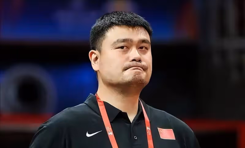 姚明現身美國,嚴重發福胖成普通人,身後張兆旭提著行李像保鏢