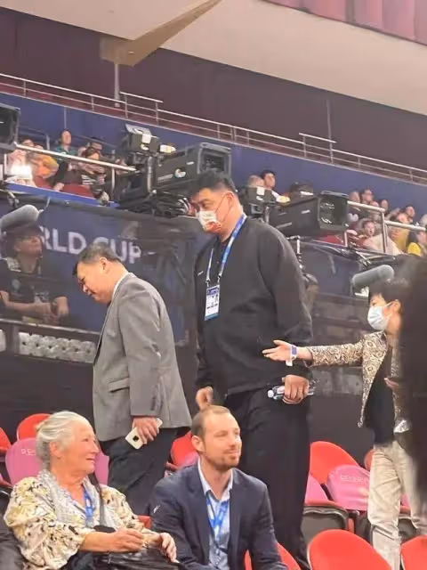 姚明現身美國,嚴重發福胖成普通人,身後張兆旭提著行李像保鏢