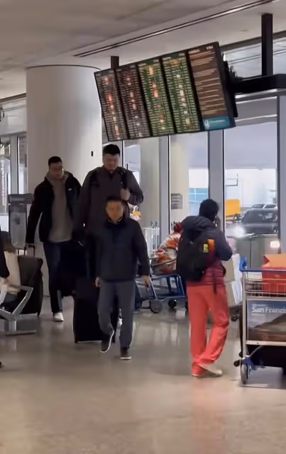 姚明現身美國,嚴重發福胖成普通人,身後張兆旭提著行李像保鏢