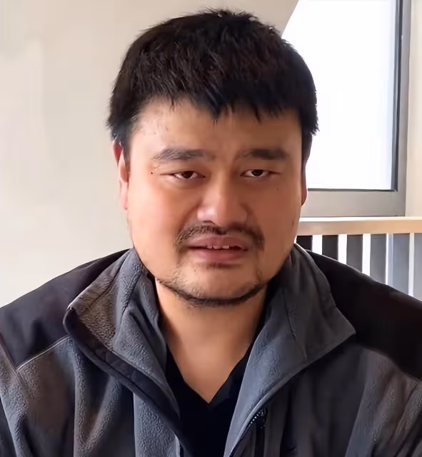 姚明現身美國,嚴重發福胖成普通人,身後張兆旭提著行李像保鏢