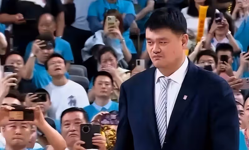 姚明現身美國,嚴重發福胖成普通人,身後張兆旭提著行李像保鏢