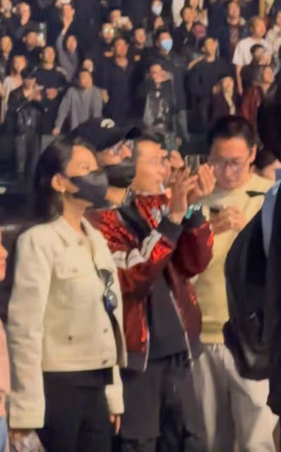 汪峰與小女友看演唱會,森林北穿緊身褲又美又颯,腰身圓潤粗一圈