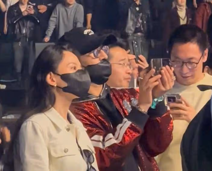 汪峰與小女友看演唱會,森林北穿緊身褲又美又颯,腰身圓潤粗一圈