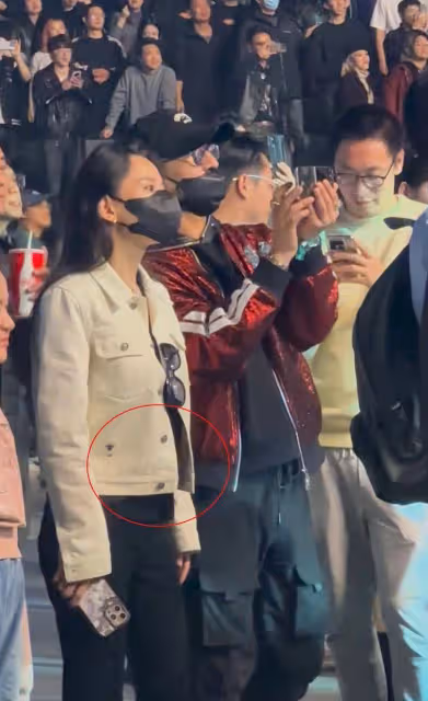 汪峰與小女友看演唱會,森林北穿緊身褲又美又颯,腰身圓潤粗一圈