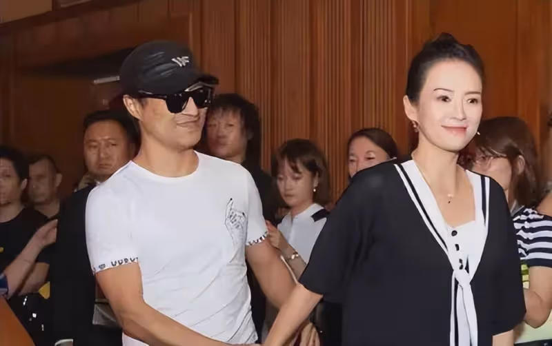 汪峰與小女友看演唱會,森林北穿緊身褲又美又颯,腰身圓潤粗一圈