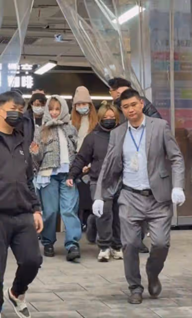 王心凌現身重慶來福士,衣服裹得里三層外三層,被路人大喊老婆