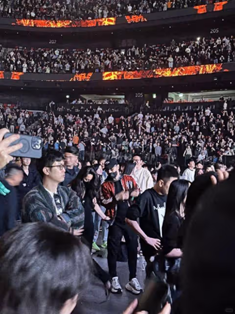 汪峰帶森林北看演唱會,女友眼神發獃疑似不開心,兩人避嫌無互動