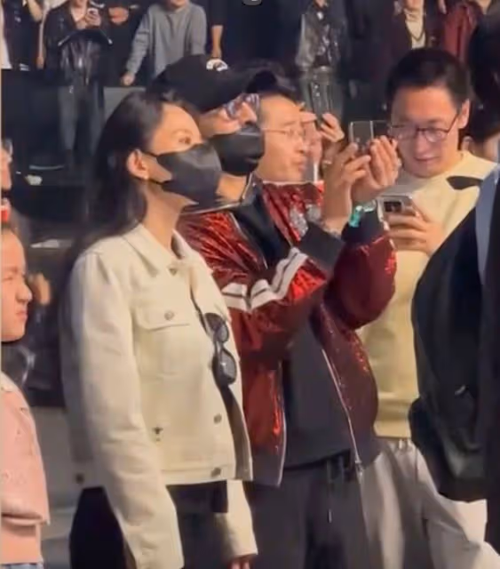 汪峰帶森林北看演唱會,女友眼神發獃疑似不開心,兩人避嫌無互動
