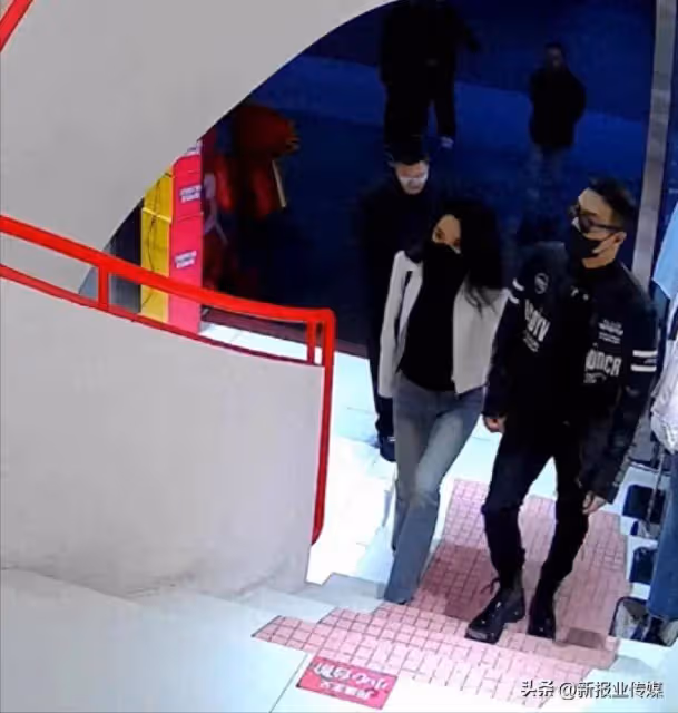汪峰和小19歲女友牽手現身成都，女方穿牛仔褲身材火辣，顏值不輸章子怡！