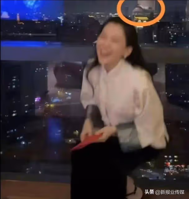 汪峰和小19歲女友牽手現身成都，女方穿牛仔褲身材火辣，顏值不輸章子怡！