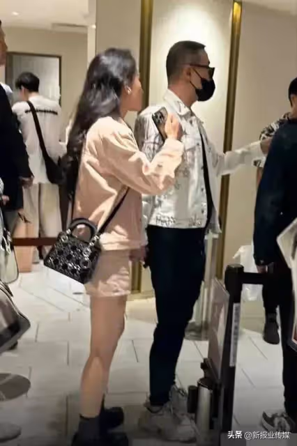 汪峰和小19歲女友牽手現身成都，女方穿牛仔褲身材火辣，顏值不輸章子怡！