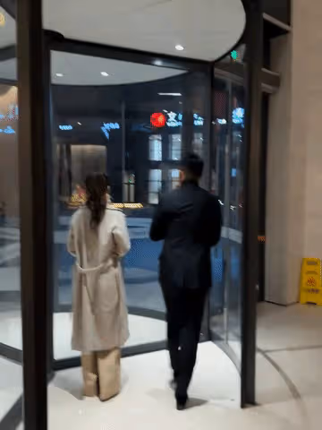 汪小菲出來吃個飯有錯嗎?小S在大S豪宅開派對,S媽還在喝香檳呢
