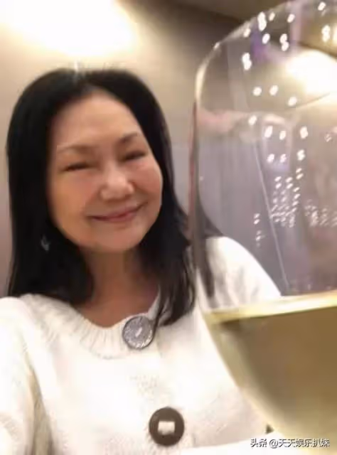 汪小菲出來吃個飯有錯嗎?小S在大S豪宅開派對,S媽還在喝香檳呢