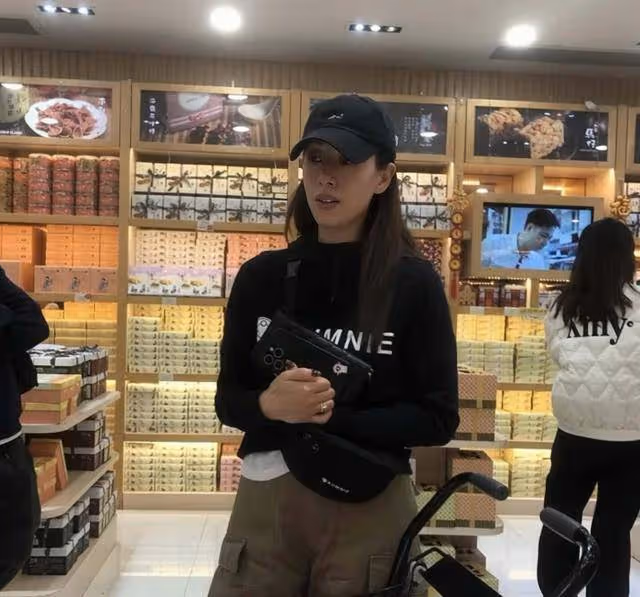 香港知名女星遭誤會是工人姐姐,拍戲靠父上位,再婚嫁小8歲帥哥