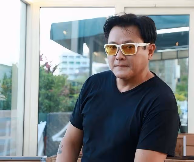 香港知名男星離婚後終身不娶,減肥成功顏值回春,雙腳瘦成竹竿