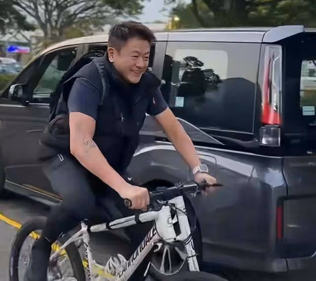 香港知名男星離婚後終身不娶,減肥成功顏值回春,雙腳瘦成竹竿