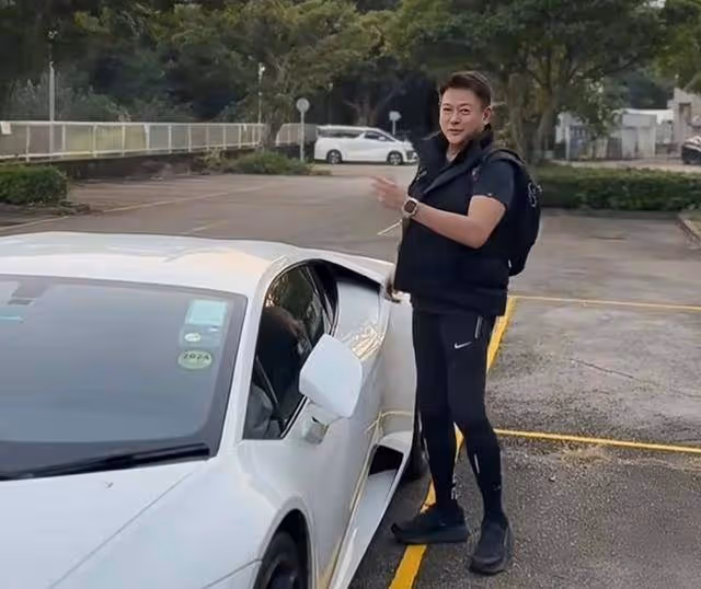 香港知名男星離婚後終身不娶,減肥成功顏值回春,雙腳瘦成竹竿